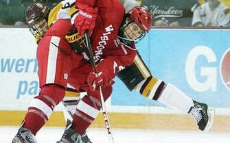 College Men S Hockey Umd Lets Lead Slip Away Settles For Tie