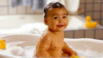 Cute Baby Smiling In Bath Tub Wallpaper