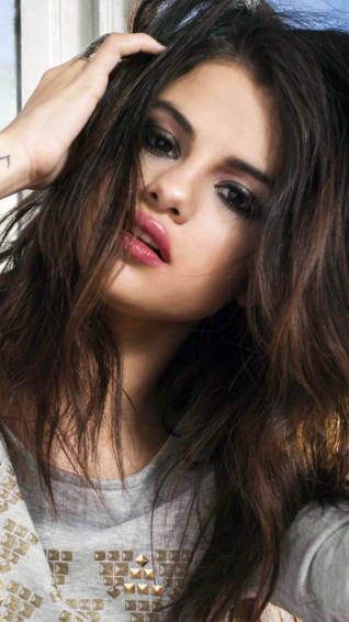 Selena Gomez iPhone Wallpaper On