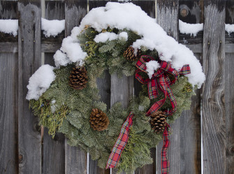 Christmas Wreath In Snow Shelley Dennis Wallpaper