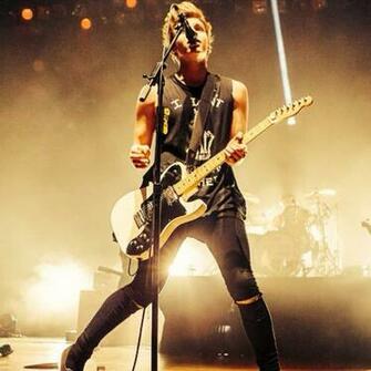 Luke Hemmings 5sos Family Photo