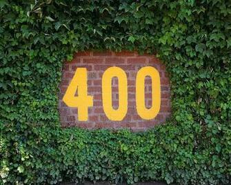 Chicago Cubs Background Wrigley Field Ivy Center Sign Feet