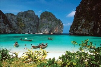 Cottage Large Wavy Beach Phuket Fiilled With Tourist Boats