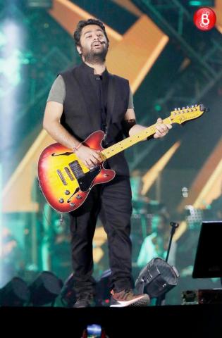 Pics Arijit Singh S Singing Magic Rules Everyone Heart At