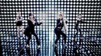 Girls Performing I Am The Best Jpg