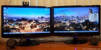 Dual Monitor Showing Panoramic Cityscape Wallpaper In Windows8