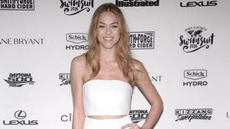 Kelley At The Sports Illustrated Swimsuit Event In Wallpaper