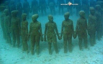 Wallpaper With Moilinere Bay Sculptures Wondermondo
