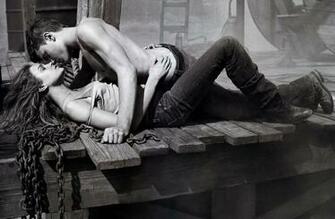 Hot Kiss Love Wallpaper