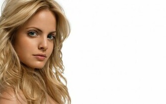 Mena Suvari Hot Wallpaper