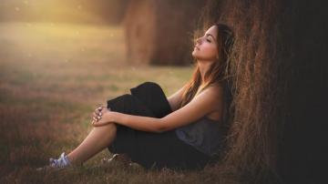 Wallpaper Girl Sit On Ground Bokeh Full HD 2k Picture