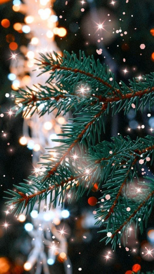 Aesthetic Christmas Wallpaper Options To Set The Holiday Mood