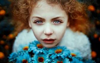 Wallpaper Look Flowers Face Mood Blur Red Blue Eyes Curls