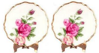 Amazon Set Of Rose Plates On Stands Wallpaper Home Kitchen
