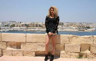 Wallpaper American Singer Songwriter Tori Kelly