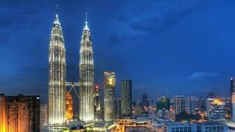 Sky Touching Petronas Towers Wallpaper HD