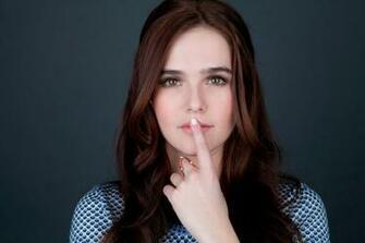 Zoey Deutch Wallpaper Background