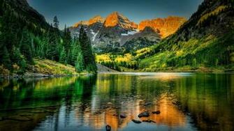 Vivid Color Lake Wallpaper
