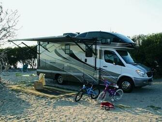 Winnebago W906 Motorhome Camper Wallpaper Background