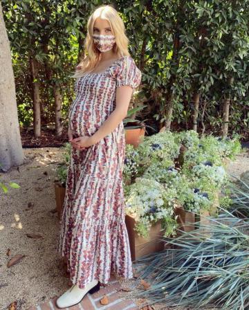 Emma Roberts Garrett Hedlund S Cutest Family Moments Photos