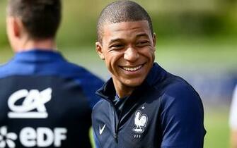 Wallpaper Kylian Mbappe 4k Portrait Smile