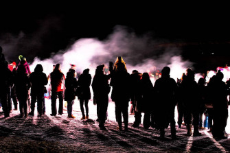 People S Silhouttes High Tonal Contrast Rdv4cykwymtizni3 Wallpaper