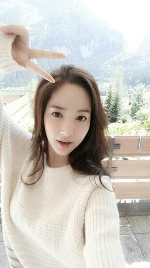 Park Min Young Updates Fans With A Sweet Selca From