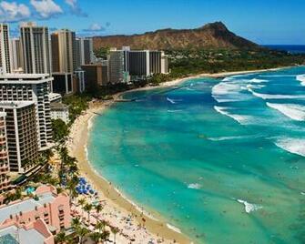 Waikiki Beach Desktop Wallpaper