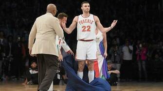 Like Father Son Larry Nance Jr Channels Dad In Nba Dunk
