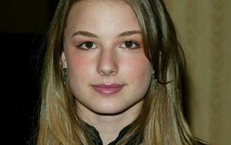 Emily Vancamp Wallpaper