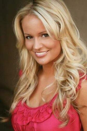 Titdilapa Emily Maynard Wallpaper