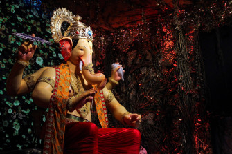 Ganesh 4k Surrounded By Plants Bwx5rcftq0p9q62h Wallpaper