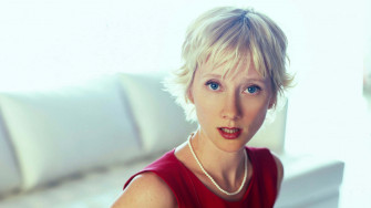 Anne Heche In A Dressing Room Wallpaper