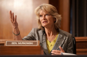 Lisa Murkowski Right Hand Raised Wallpaper