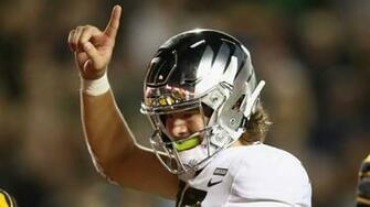 Oregon Qb Justin Herbert Expected To Return For Senior Season