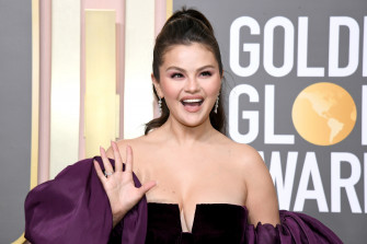 How Selena Gomez S Nail Artist Created Her Crystal Covered Golden