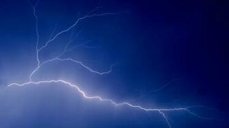 Lightning Streaks Wallpaper
