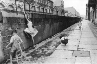 Henri Cartier Bresson Photos Berlin Wall P139