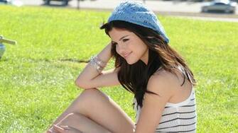 Selena Gomez Hot Wallpaper