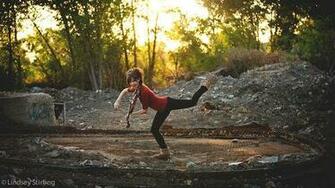 HD Lindsey Stirling Acrobatic Moves Wallpaper