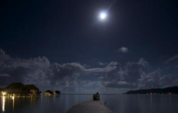Night Moon Ocean Two Romance Mood Love Wallpaper