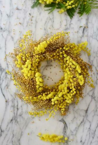 A Super Easy Mimosa Wreath In With Image Wreaths