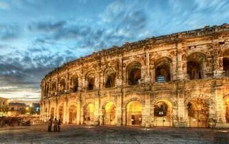 Old Roman Ruin In Nimes Wallpaper