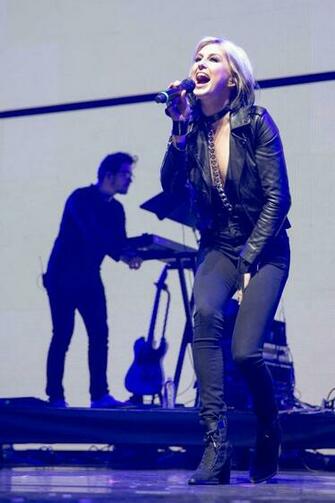 Sarah Barthel Kroq Almost Acoustic Christmas In Inglewood