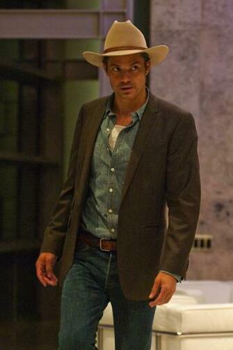 Justified Raylan S Gray Suit Coat And Jeans Timothy Olyphant