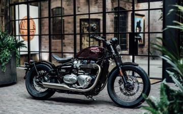 Black Triumph Bonneville Bobber