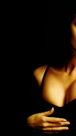 Monica Bellucci Black Background 9m4g