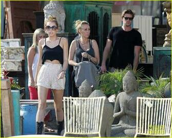 Miley Cyrus Liam Hemsworth Image Shopping With Mom