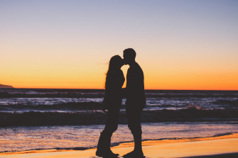 Wallpaper Id Girlfriend And Boyfriend Share A Kiss At