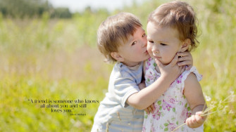 Cute Boy Kissed Her Girlfriend En Friendship D A HD Fondos De